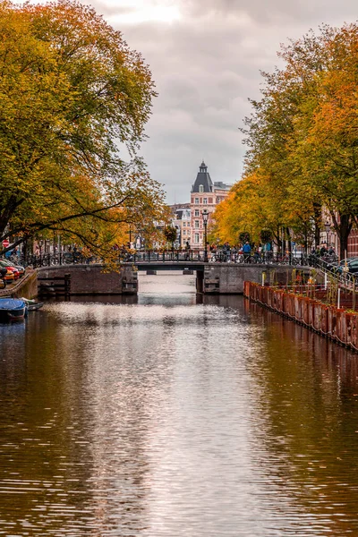 アムステルダム オランダ 10月14 2021 オランダの首都アムステルダムの運河と典型的なオランダの建築 アムステルダムはヨーロッパで最も人気のある観光地の1つです — ストック写真