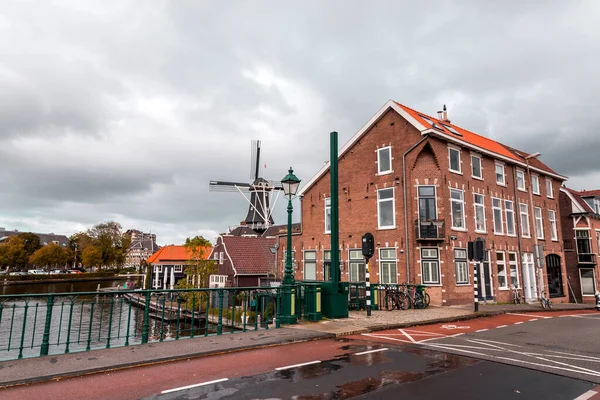 암스테르담 도시권의 홀란드 하를렘 드리안 에이드리언 — 스톡 사진