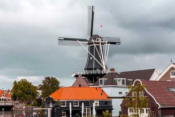 荷兰北部首府哈莱姆的阿德里安 阿德里安或阿德里安 温得尔姆 也是阿姆斯特丹都会区的一部分 — 图库照片