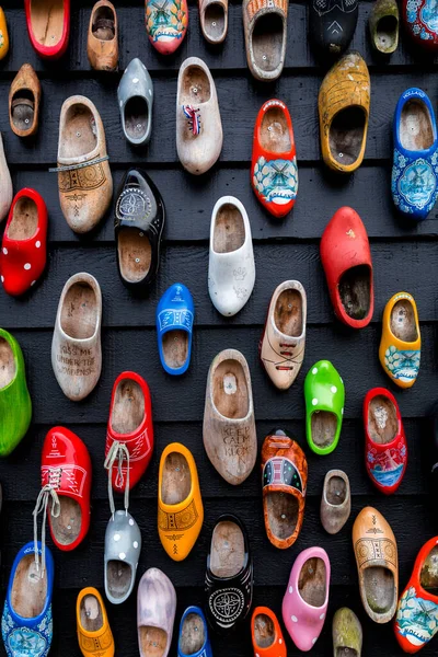 オランダの最も重要なシンボルの一つである伝統的なオランダの服 木製の靴 — ストック写真