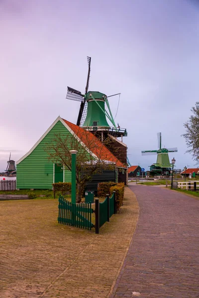 Zaanse Schans 是荷兰赞迪克 Zaandijk 附近赞丹 Zaandam 的一个街区 以收藏保存完好的历史风车和房屋而闻名 — 图库照片