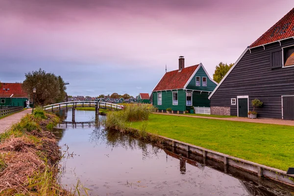 Zaanse Schans 역사적 풍차와 주택들을 것으로 네덜란드자 안담의 지역이다 — 스톡 사진
