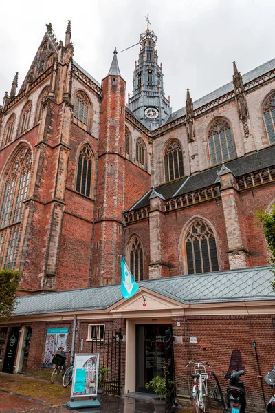 荷兰阿姆斯特丹 2021年10月14日 位于荷兰哈莱姆市中央市场广场 Grote Markt 的圣巴洛克教堂 Bavokerk 是一座改革后的新教教堂和前天主教大教堂 — 图库照片