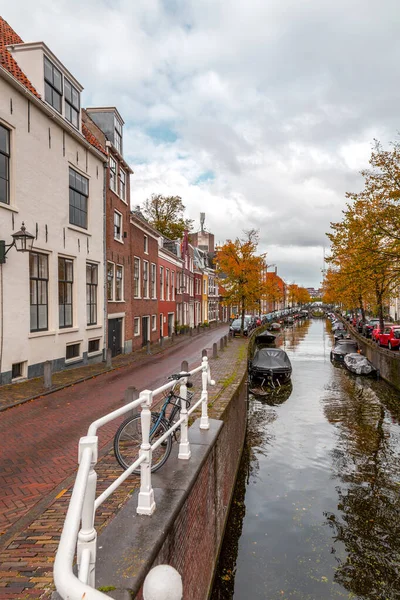 荷兰阿姆斯特丹 2021年10月14日 荷兰北部哈勒姆的运河和典型的杜奇建筑 也是阿姆斯特丹都会区的一部分 — 图库照片