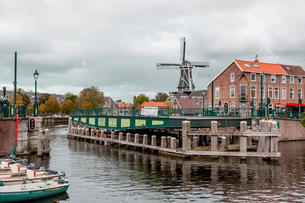 Ámsterdam Países Bajos Octubre 2021 Canales Arquitectura Holandesa Típica Haarlem —  Fotos de Stock