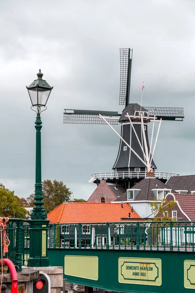 荷兰阿姆斯特丹 2021年10月14日 荷兰北部省会哈勒姆的阿德里安 阿德里安 Molen Adriaan 或阿德里安 温得米尔 Adrian Windmills — 图库照片