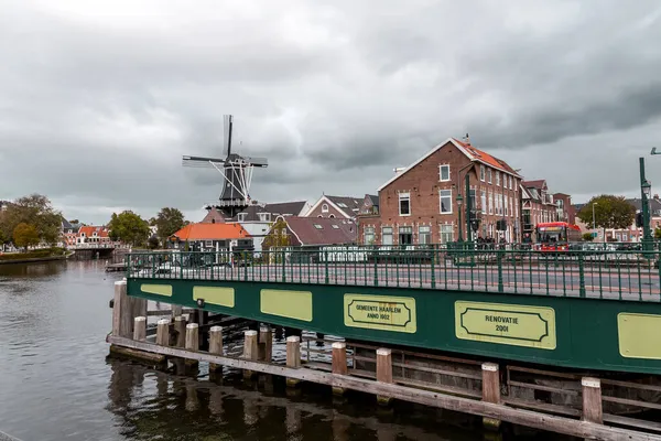 荷兰阿姆斯特丹 2021年10月14日 荷兰北部省会哈勒姆的阿德里安 阿德里安 Molen Adriaan 或阿德里安 温得米尔 Adrian Windmills — 图库照片