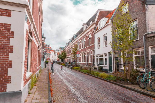 荷兰哈勒姆 2021年10月13日 具有典型荷兰风格建筑的哈勒姆街道景观和通用建筑 — 图库照片