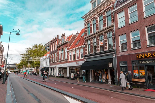 オランダ ハールレム 2021年10月13日 典型的なオランダ様式の建物とハーレムの通りの景色と一般建築 — ストック写真