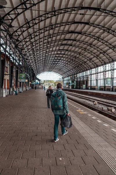荷兰阿姆斯特丹 2021年10月14日 从哈勒姆中央车站观看 火车和公共汽车载客往返荷兰各城市和邻国 — 图库照片