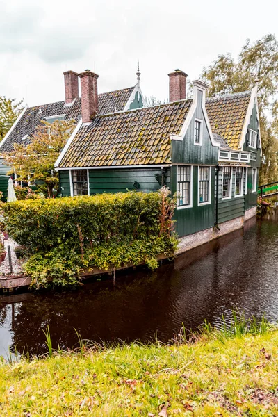 Zaanse Schans 역사적 풍차와 주택들을 것으로 네덜란드자 안담의 지역이다 — 스톡 사진