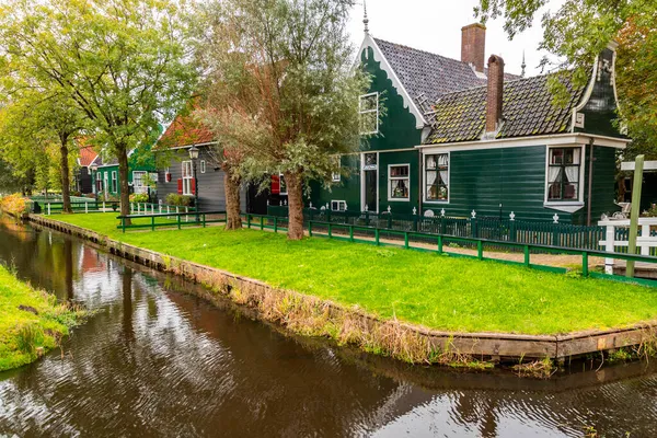 Zaanse Schans 역사적 풍차와 주택들을 것으로 네덜란드자 안담의 지역이다 — 스톡 사진