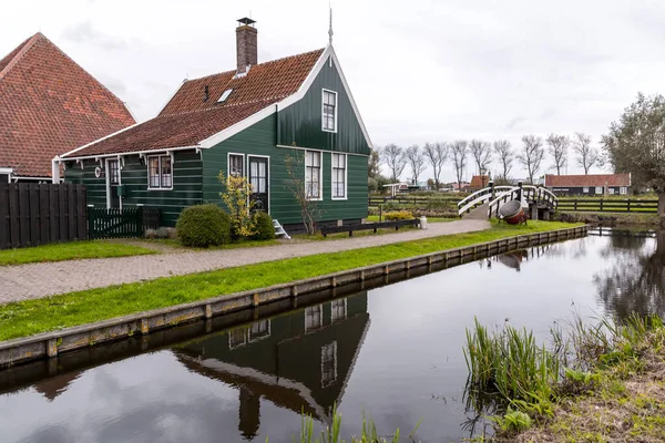 Zaanse Schans 역사적 풍차와 주택들을 것으로 네덜란드자 안담의 지역이다 — 스톡 사진