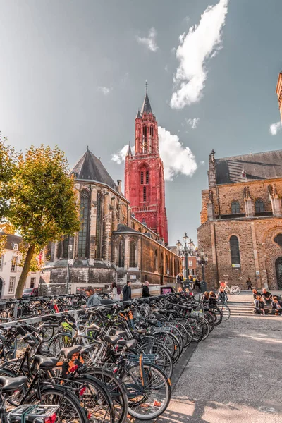オランダのマーストリヒト 2021年10月16日 マーストリヒトのサンヤンケルクの石灰岩のゴシック様式の塔 元々は牛の血と聖セルヴァチウス大聖堂の洗礼堂で描かれていた — ストック写真