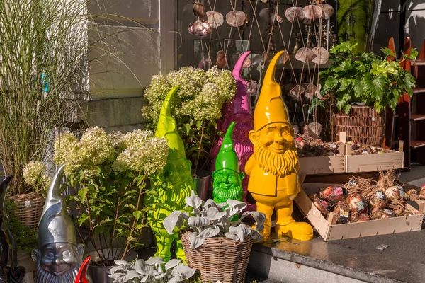 カラフルなセラミックドワーフや植物と店のディスプレイ上のかわいい庭の装飾 — ストック写真