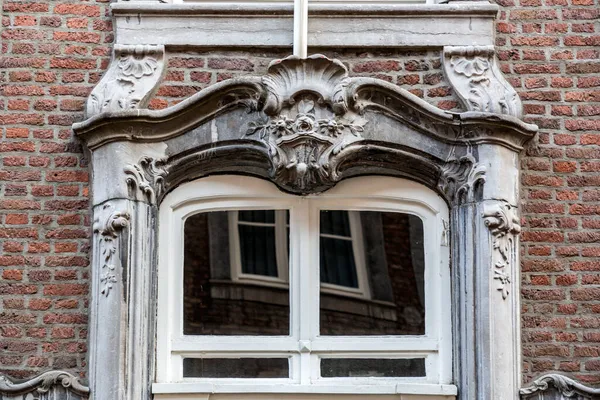 Detail Ozdobného Okna Historické Budovy Evropském Stylu Detail Klasické Architektury — Stock fotografie
