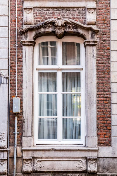 Detail Ozdobného Okna Historické Budovy Evropském Stylu Detail Klasické Architektury — Stock fotografie