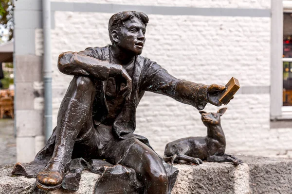 オランダ マーストリヒト 2021年10月16日 ヴァン ケステレンがデザインし 彫刻家ヴァン ロンクが制作した犬マークと少年を描いたピーク ストックストロット像 Stokstraat — ストック写真
