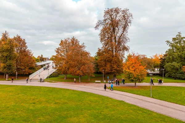 2021年10月16日 荷兰马斯特里赫特 秋天的树木和在荷兰林堡首府马斯特里赫特市公园 Stadspark 散步的人们 — 图库照片