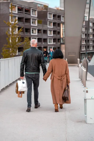 Maastricht Holanda Outubro 2021 Casal Idoso Não Identificado Andando Mãos — Fotografia de Stock