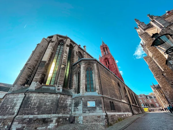 オランダのマーストリヒト 2021年10月16日 マーストリヒトのサンヤンケルクの石灰岩のゴシック様式の塔 元々は牛の血と聖セルヴァチウス大聖堂の洗礼堂で描かれていた — ストック写真