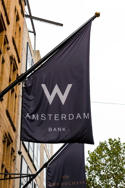 네덜란드 암스테르담 2021 네덜란드 암스테르담의 입구에 깃발에 은행의 — 스톡 사진