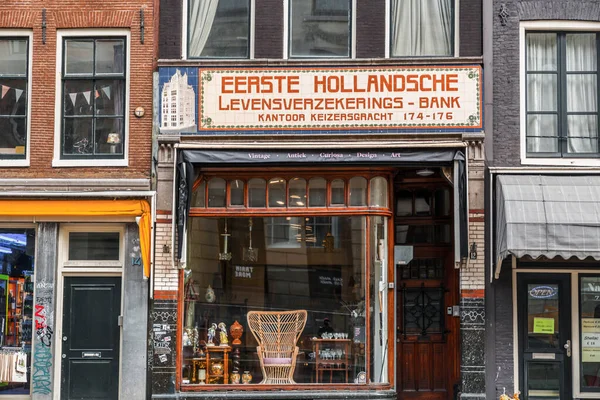 荷兰阿姆斯特丹 2021年10月14日 阿姆斯特丹一家古董店前的商店 该建筑以前是Eerste Hollandsche Levensverzekerings Bank — 图库照片