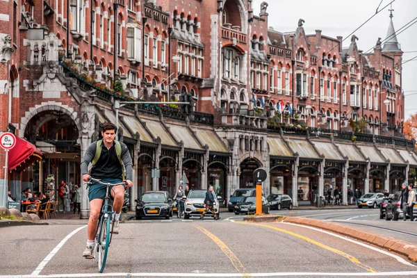 Amsterdam Hollanda Ekim 2021 Amsterdam Sokaklarında Bisiklet Süren Kimliği Belirsiz — Stok fotoğraf
