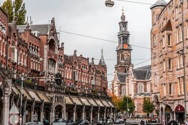 アムステルダム オランダ 2021年10月17日 典型的なオランダスタイルの建物を持つアムステルダムの通りの景色と一般的な建築 アムステルダムはヨーロッパで最も訪問された観光地の1つです — ストック写真