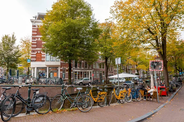 Άμστερνταμ Κάτω Χώρες Οκτωβρίου 2021 Κανάλια Και Τυπική Ολλανδική Αρχιτεκτονική — Φωτογραφία Αρχείου