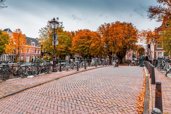 Άμστερνταμ Κάτω Χώρες Οκτωβρίου 2021 Κανάλια Και Τυπική Ολλανδική Αρχιτεκτονική — Φωτογραφία Αρχείου
