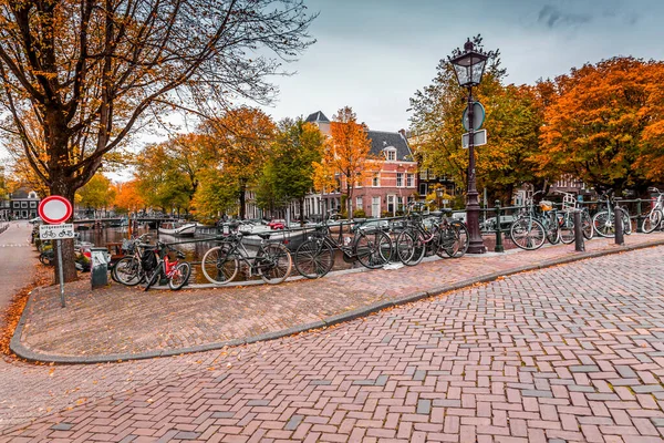 荷兰阿姆斯特丹 2021年10月17日 荷兰首都阿姆斯特丹的运河和典型的杜奇建筑 阿姆斯特丹是欧洲最受欢迎的旅游胜地之一 — 图库照片