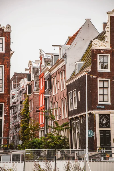 アムステルダム オランダ 2021年10月17日 典型的なオランダスタイルの建物を持つアムステルダムの通りの景色と一般的な建築 アムステルダムはヨーロッパで最も訪問された観光地の1つです — ストック写真
