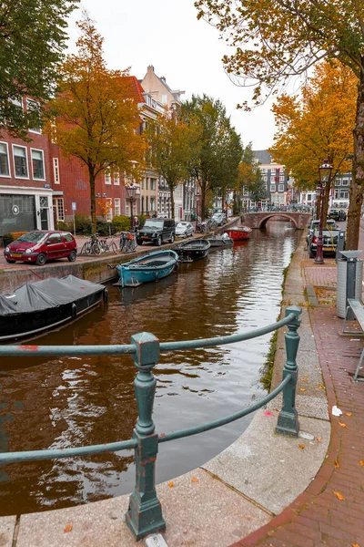 荷兰阿姆斯特丹 2021年10月17日 荷兰首都阿姆斯特丹的运河和典型的杜奇建筑 阿姆斯特丹是欧洲最受欢迎的旅游胜地之一 — 图库照片
