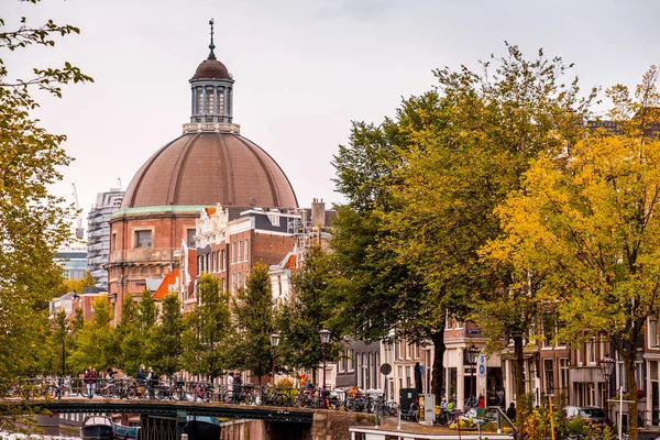 オランダ アムステルダム 2021年10月17日オランダの首都アムステルダムにあるシングル運河と円形ルーテル教会 オランダ語でロンド ルーテル ケルク — ストック写真