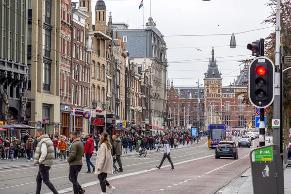 Амстердам Нидерланды Октября 2021 Года Дамрак Является Проспектом Частично Заполнен — стоковое фото
