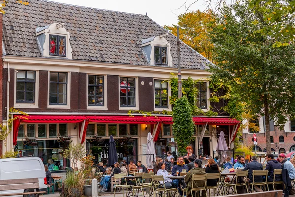Amsterdam Holandia Października 2021 Ludzie Jedzący Pijący Gromadzący Się Tętniących — Zdjęcie stockowe