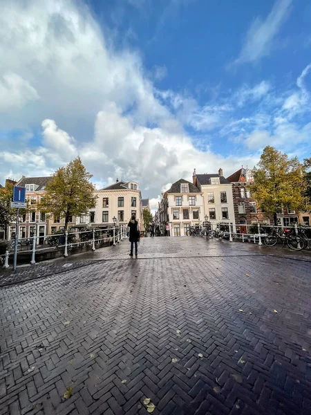 荷兰莱顿 2021年10月6日 荷兰南荷兰省莱顿市的街道景观和美丽的运河 — 图库照片