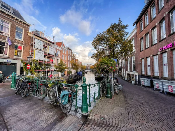 Leiden Ολλανδία Οκτωβρίου 2021 Οδική Προβολή Και Όμορφα Κανάλια Στο — Φωτογραφία Αρχείου
