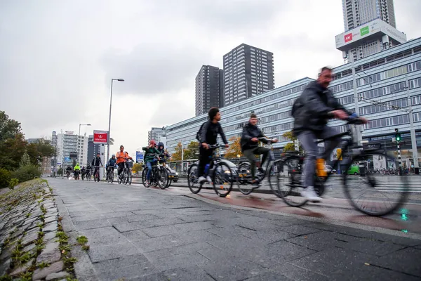 Роттердам Нидерланды Октября 2021 Года Неопознанная Группа Людей Едет Велосипеде — стоковое фото