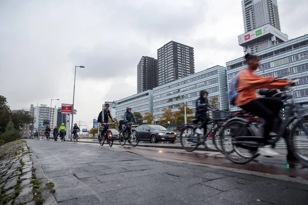 Rotterdam Holanda Outubro 2021 Grupo Não Identificado Pessoas Andando Bicicleta — Fotografia de Stock