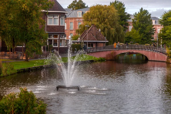 Leiden Holandia Października 2021 Widok Ulicę Piękne Kanały Leiden Mieście — Zdjęcie stockowe