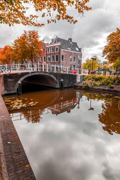 Leiden Nizozemsko Října 2021 Výhled Ulice Krásné Kanály Leidenu Městě — Stock fotografie