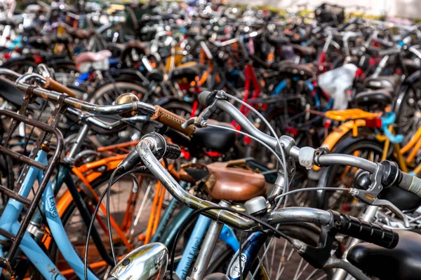 Leiden Países Baixos Outubro 2021 Lotes Bicicletas Estacionadas Beira Estrada — Fotografia de Stock