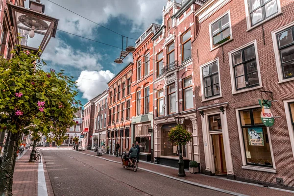 荷兰莱顿 2021年10月7日 荷兰南荷兰省莱顿市的街道景观和通用建筑 — 图库照片