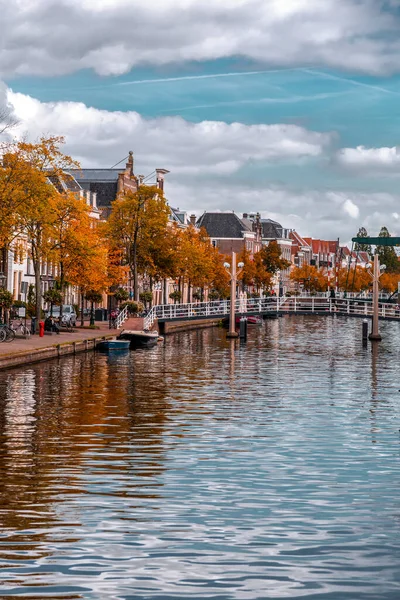 Leiden Nizozemsko Října 2021 Výhled Ulice Krásné Kanály Leidenu Městě — Stock fotografie
