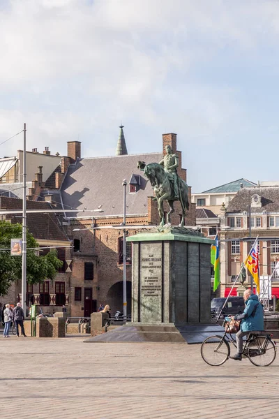 オランダ ハーグ 2021年10月7日 ビュイテンホフにあるウィリアム2世の騎馬像 1924年以来この場所にあり ルクセンブルクの像の正確なレプリカです — ストック写真