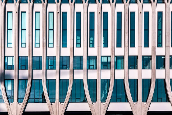 荷兰海牙一座建筑的建筑风格细节 现代派条纹和玻璃立面 — 图库照片
