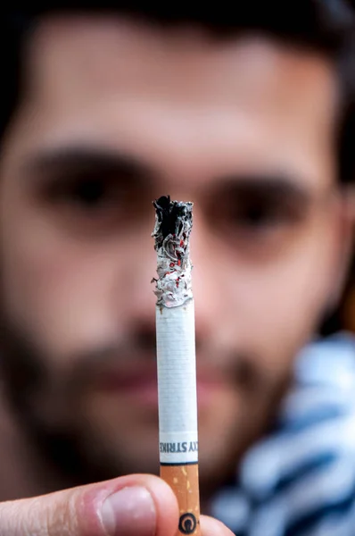 トルコのイスタンブール 2021年6月11日 顔にラッキーストライキタバコを持っている若い男 — ストック写真