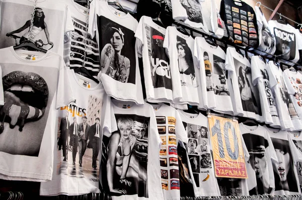 イスタンブール トルコ 2012年3月17日 イスタンブールのビヨグル イスタンブールのイスティクラルストリートでTerkos Pasajiで販売される有名人のプリントとTシャツの多様性 — ストック写真